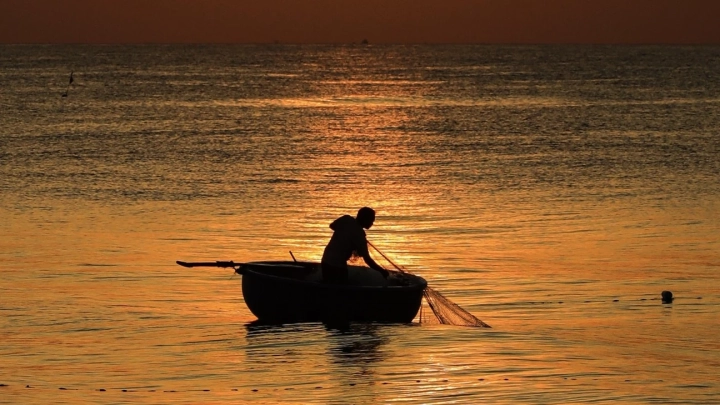Coracle boat fishing